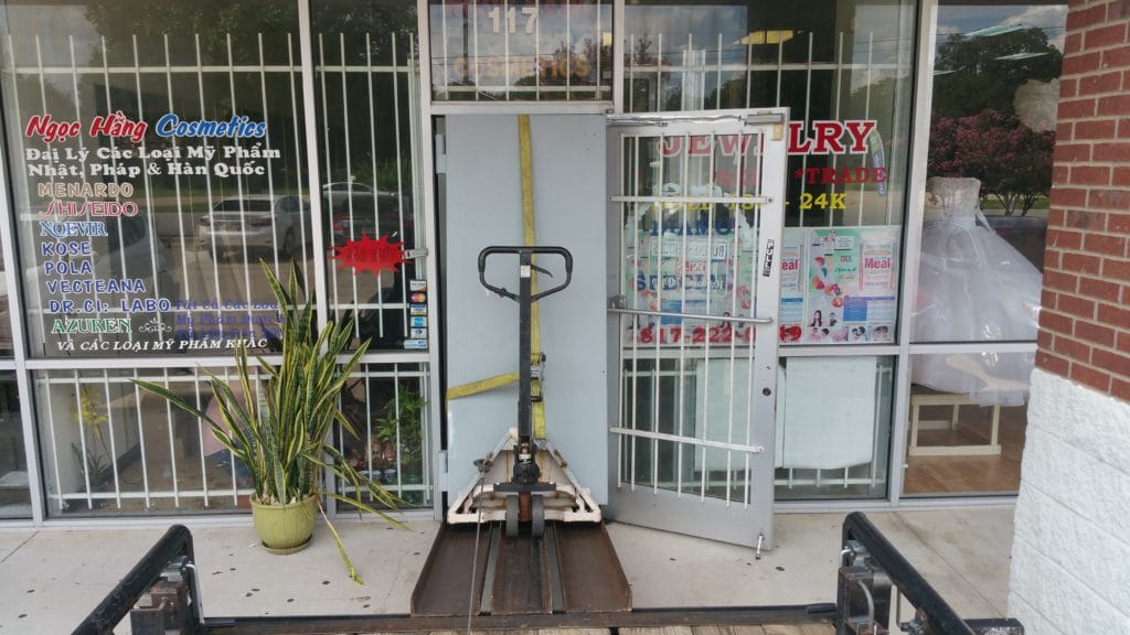 Moving a TL-30 Jewelers safe – THE SAFE PROS Heavy safe moving service relocating a jewelry store safe for transport.